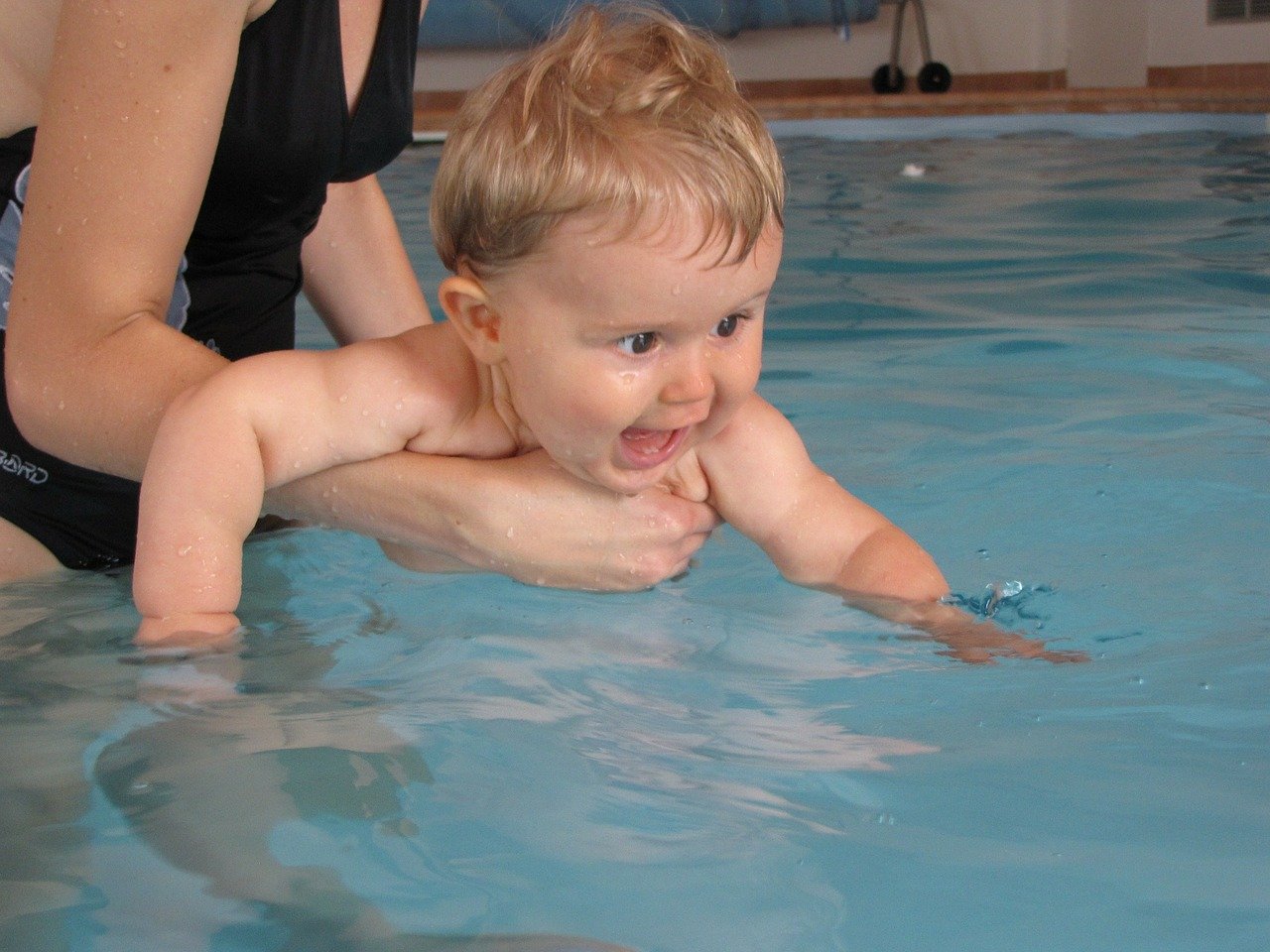 Família aproveitando piscina limpa